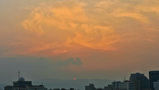 夕阳西下 北京落日余晖为天空增色