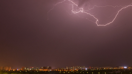 内蒙古海拉尔遭遇雷暴天气 闪电夜空中起舞