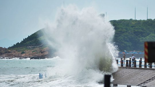 受台风“轩岚诺”影响 山东青岛海边掀起10米巨浪