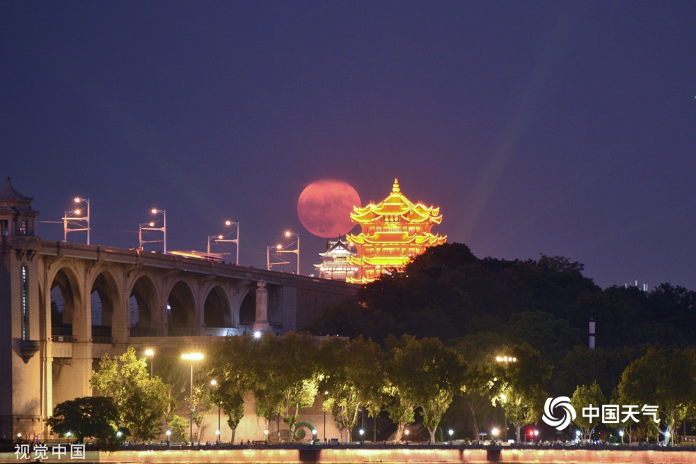 中秋明月夜千里共婵娟