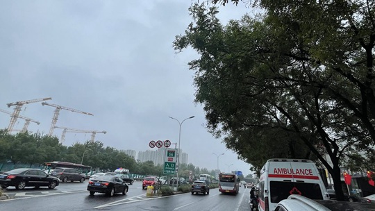 北京今日秋雨绵绵 道路湿滑车辆行驶缓慢