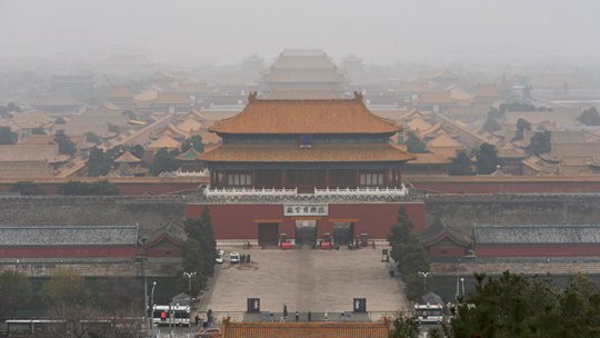 北京雾气缭绕 远眺故宫若隐若现