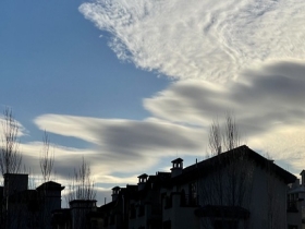 北京现荚状云形似飞碟 你看到了吗？