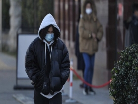 北京全天“冰冻”风吹透心凉 街头行人“裹成粽”