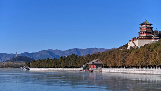 北京頤和園湖水冰封如鏡映藍天 天地一色盡顯壯闊美