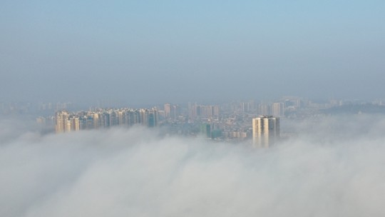 霧氣繚繞 四川資陽建筑物若隱若現如在云端