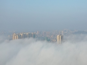 雾气缭绕 四川资阳建筑物若隐若现如在云端