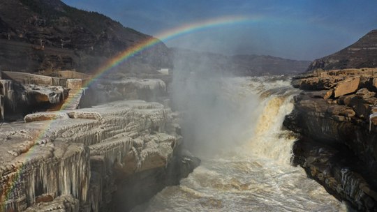 彩虹橫跨黃河壺口瀑布 低溫下冰掛層層疊疊