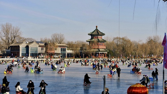 2023年元旦北京什刹海冰场人气旺 游客尽享冰上乐趣