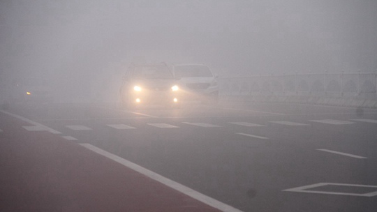 山东威海雾气弥漫 交通出行受影响