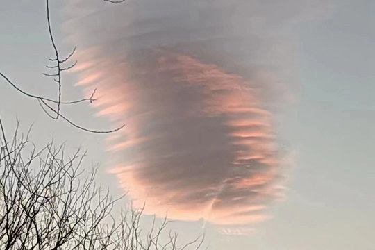 超可爱！ 北京天空现粉红荚状云