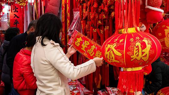 春节临近 广西南宁年货市场红红火火