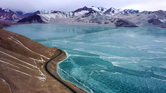 好美！新疆白沙湖冰冻如翡翠镜面