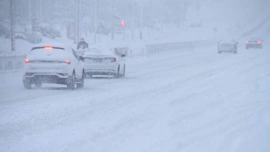 “雪窝”山东威海迎降雪 路面积雪交通受阻