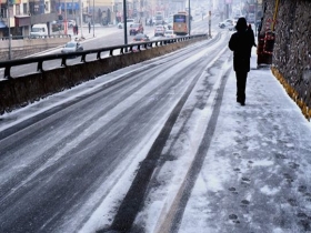 哈尔滨再迎降雪 路面湿滑影响出行