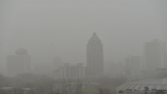 沙尘来袭！北京现明显沙尘天气 能见度不佳需注意行车安全