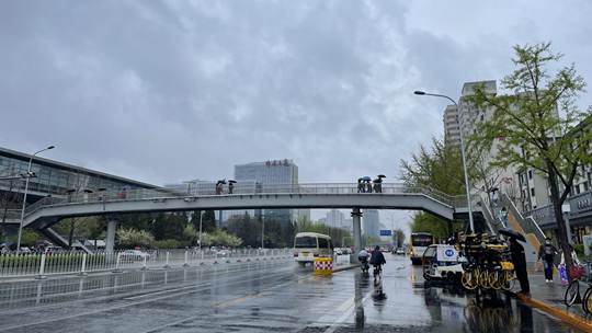 春雨綿綿 北京晚高峰雨水持續影響出行