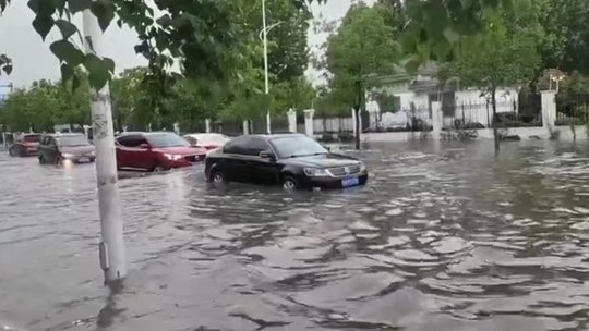 江苏宿迁出现强降水 积水明显汽车如“水中行舟”