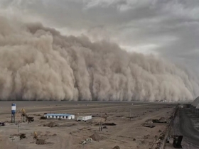 新疆哈密遭遇沙尘暴 “沙墙”滚滚而来