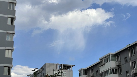 丝丝缕缕 北京天空出现“雨幡”景观