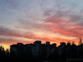 天空中一抹亮色！北京今晨现橘粉色朝霞 浪漫感十足