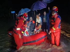 广西玉林局地遭遇特大暴雨 博白城区内涝严重