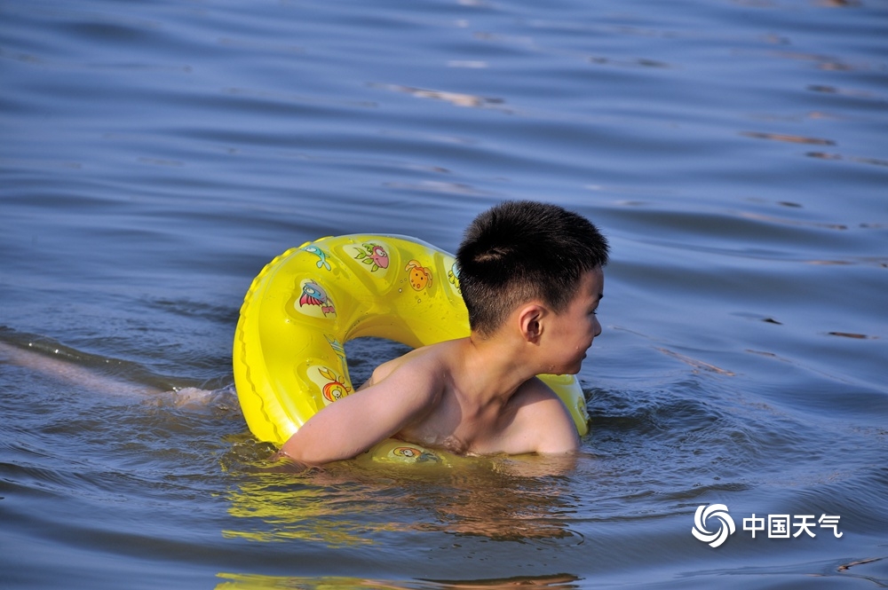 河南汝州酷暑难耐 民众戏水享清凉-图片频道