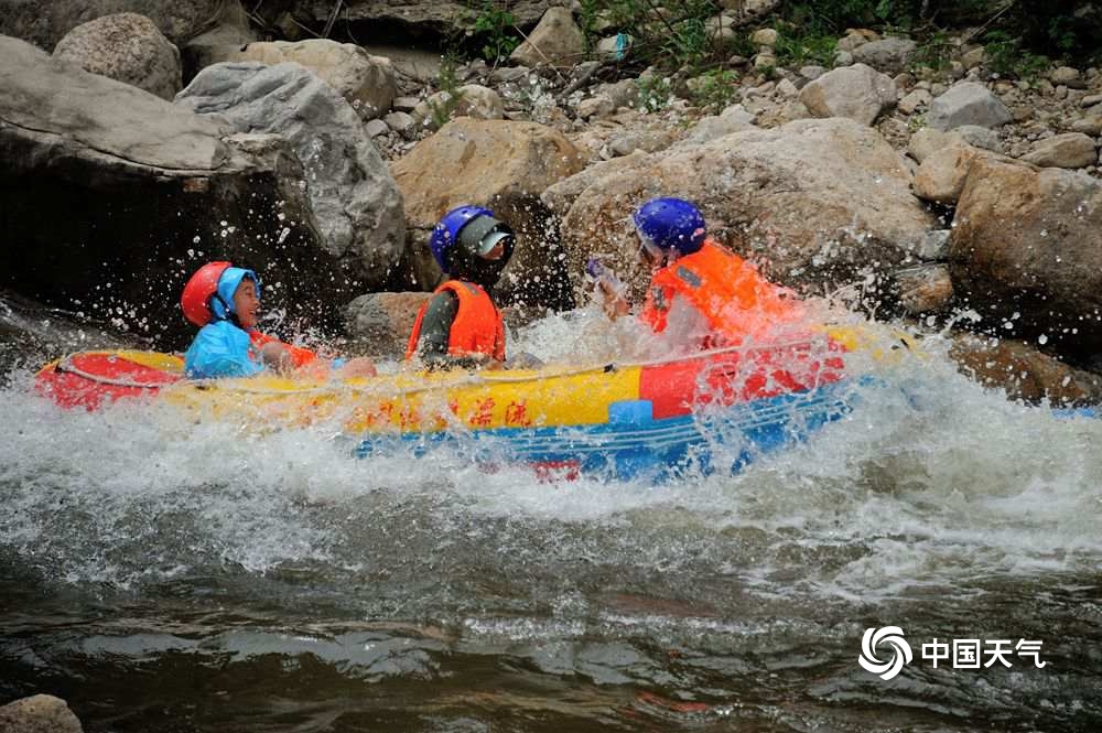 河南夏日暑热炎炎 民众戏水享清凉-图片频道
