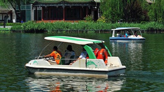 碧水绿荫泛舟北京后海 来一场避暑之旅