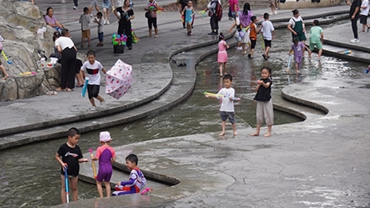 重慶晴熱天氣為主 市民三峽廣場玩水享清涼