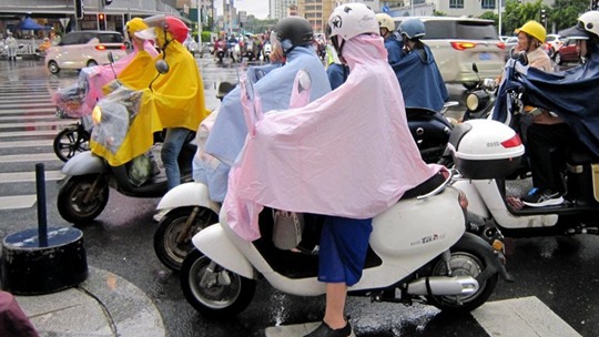 廣西南寧晚高峰遇降雨 出行受影響