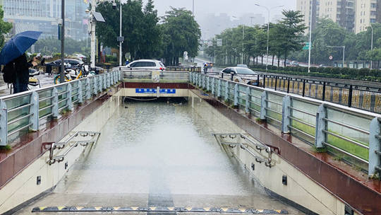 “海葵”致福州强降雨破纪录 地下通道积水几乎没顶