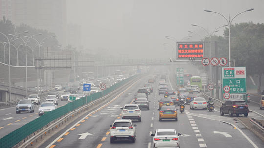 北京雨雾混杂能见度差 暴雨蓝色预警信号已发布