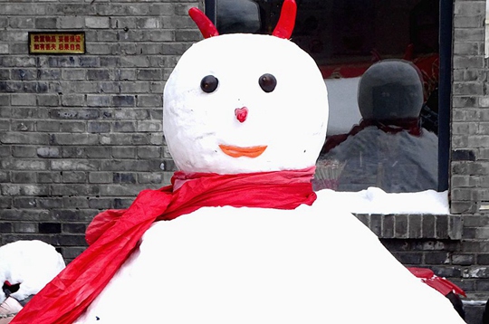 哈爾濱：街頭創意雪人扮靚冰城