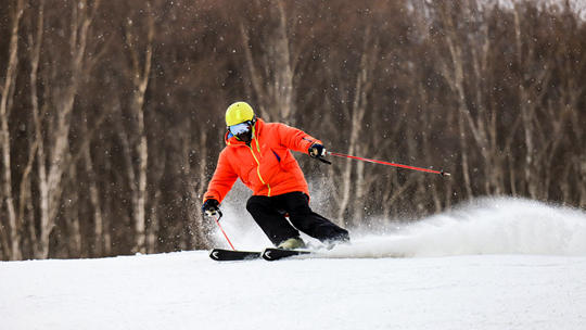 河北崇礼飘雪 滑雪爱好者尽享冬日乐趣