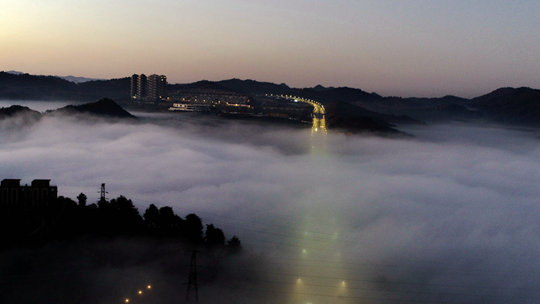 航拍視角俯瞰貴陽大霧彌漫 城市如蓋“云被”
