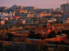 定格浪漫瞬间 北京落日余晖给城市染上金红色调