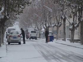 山东威海再迎降雪 道路结冰影响出行