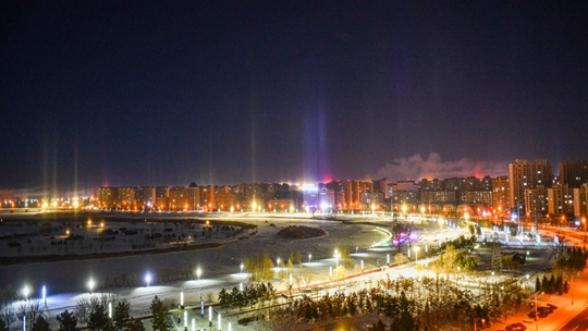 內蒙古海拉爾現“寒夜燈柱”奇觀 宛如科幻場景