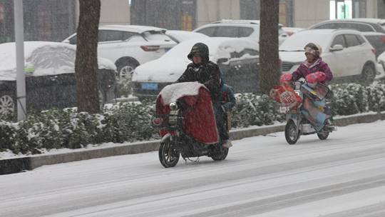 河北再迎降雪 路面积雪影响出行