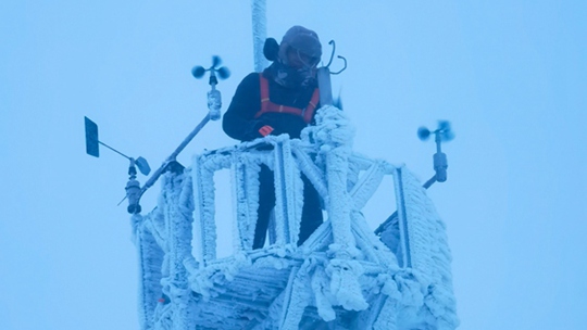 河南嵩山气象站风塔被“冰封”气象人冒严寒爬塔除冰
