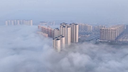 空中视角看大雾 江西瑞昌城市如在云端