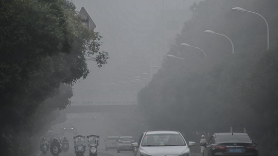 湖南衡阳遭遇大雾天气 天空黯然失色