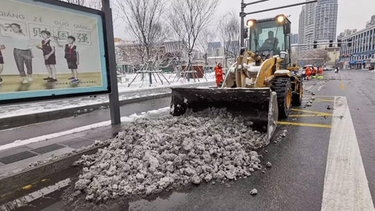 河南郑州遭遇大到暴雪 环卫工人除雪忙