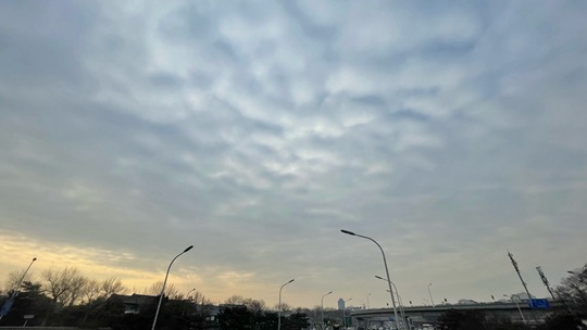 北京天空云量增多 夜间山区将有零星小雪
