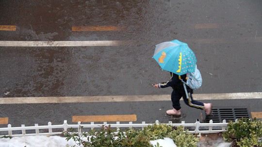 山东威海冬雨绵绵 道路湿滑影响出行