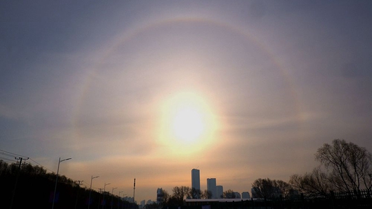  a rare sight! The zenith arc and solar halo of the Sun Fantasy Ring appear simultaneously over Harbin, Heilongjiang