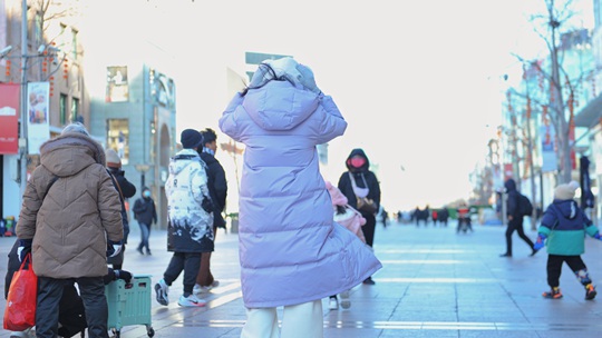 北京大风呼啸气温低 街头行人厚装出行