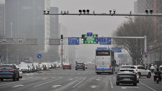 北京出现弱降雪 部分路段地面湿滑