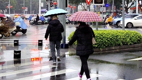 广西南宁早高峰遇降雨 交通出行受影响